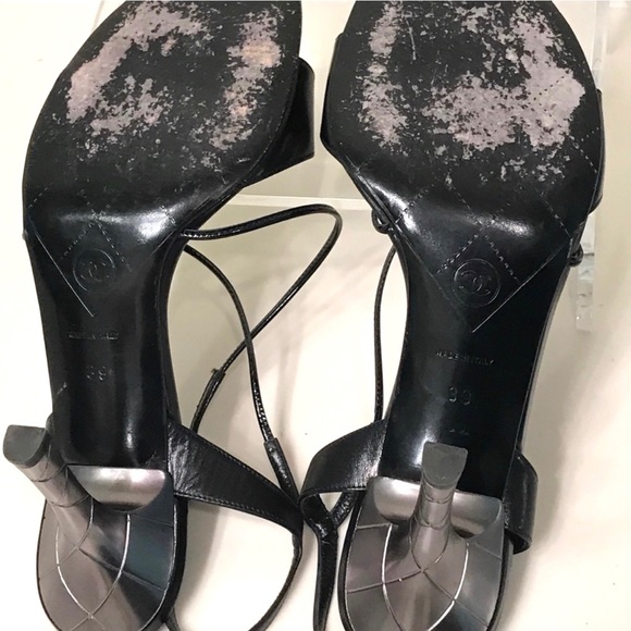 Iconic Chanel CC Quilted Heels - Picture 6 of 9